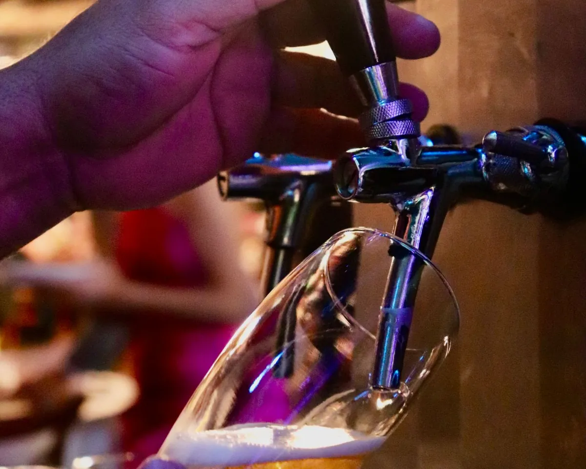 Chopp sendo servido direto da chopeira da Agari
