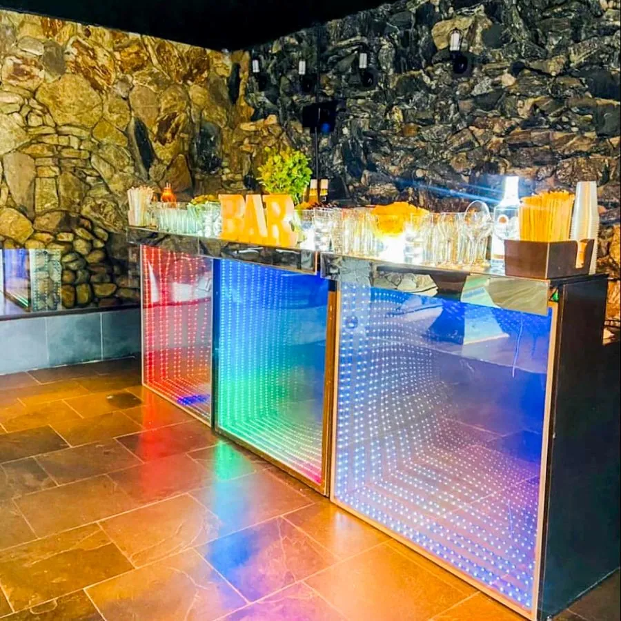 Bar iluminado montado em evento corporativo