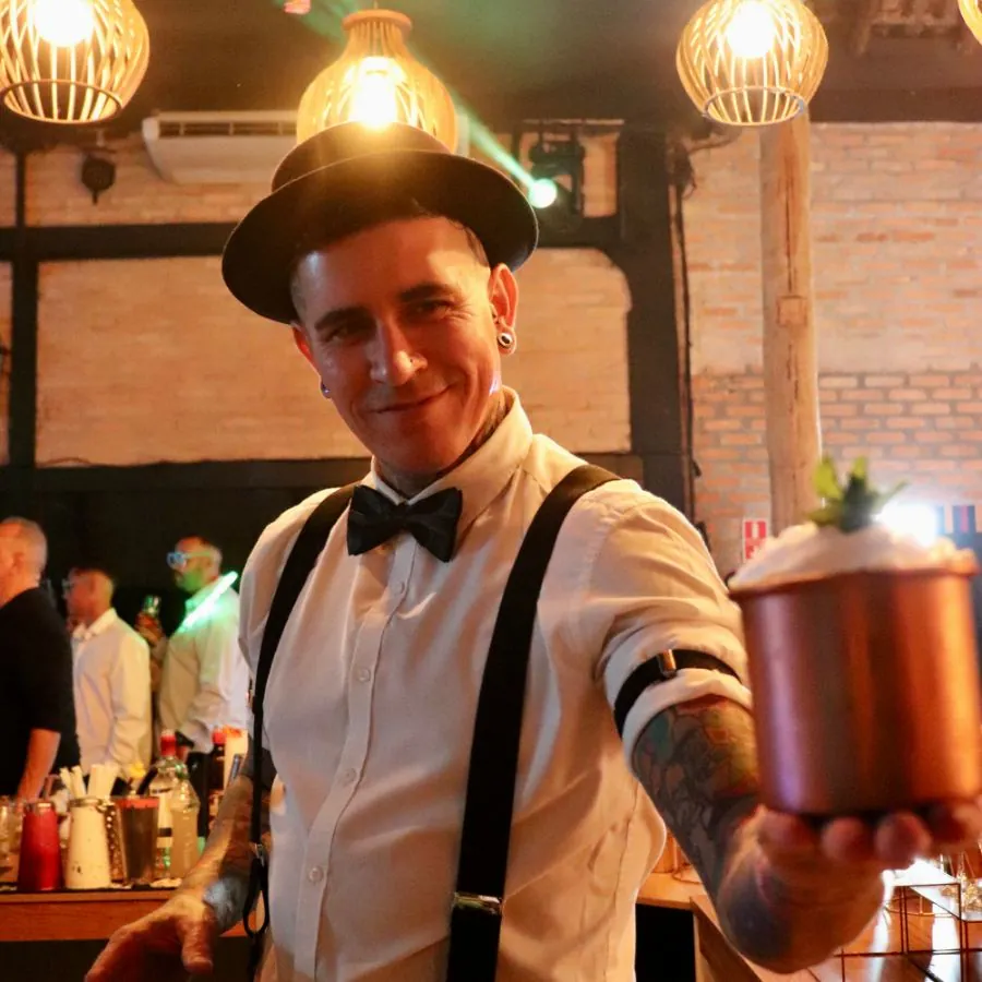 Bartender da Agari servindo drink autoral