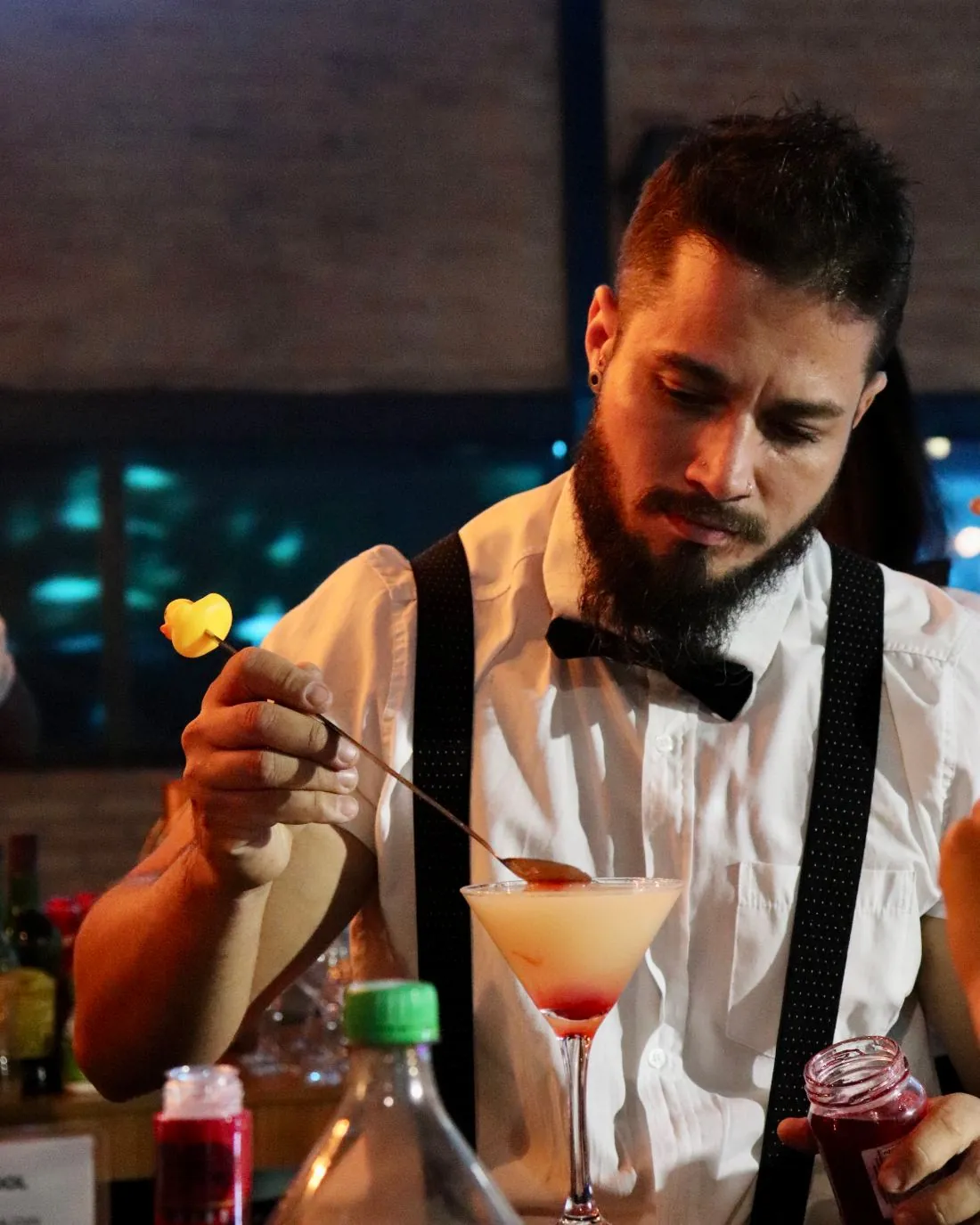 Bartender da Agari finalizando um drink no balcão